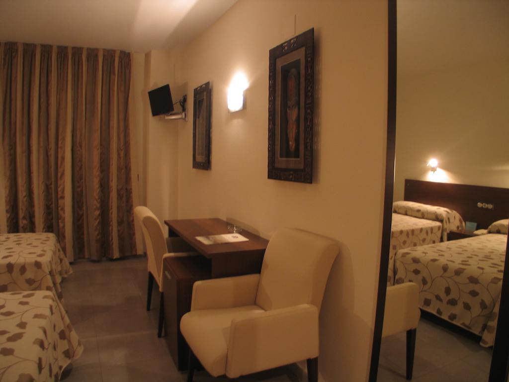 Hotel San Cristobal Coria Quarto foto