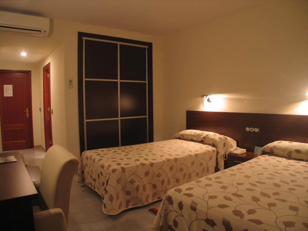 Hotel San Cristobal Coria Quarto foto