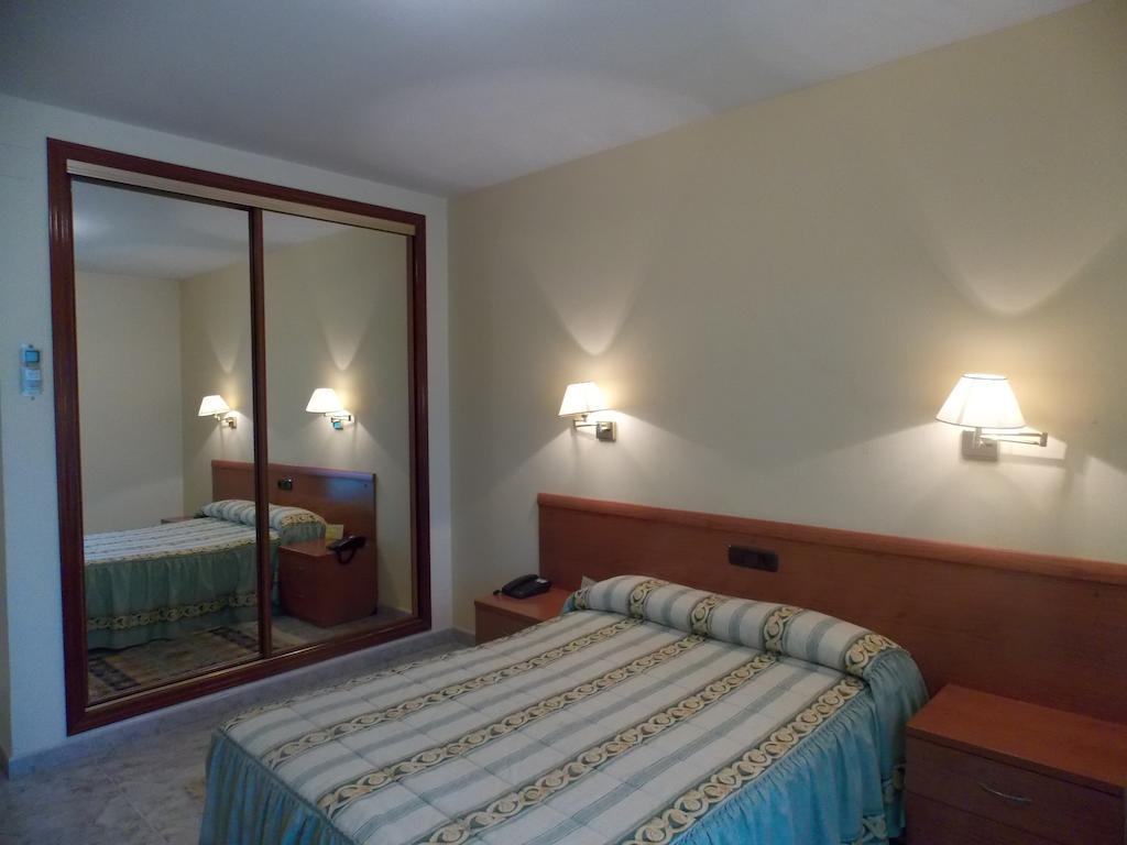 Hotel San Cristobal Coria Quarto foto